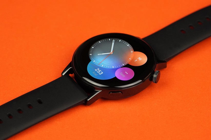 Huawei Watch GT3: Das AMOLED-Display überzeugt durch sattes Schwarz und kräftige Farben.
