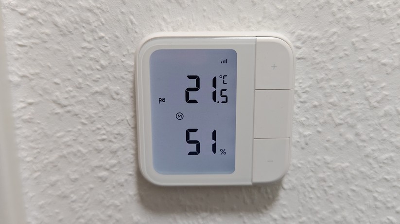 Das Aqara-Thermostat W500 ist für Fußbodenheizungen gedacht und kann entweder per Thread oder per Zigbee betrieben werden. Mehr Funktionen stehen mit Zigbee bereit. Eine direkte Integration in Home Assistant ist mit Zigbee2MQTT möglich.
