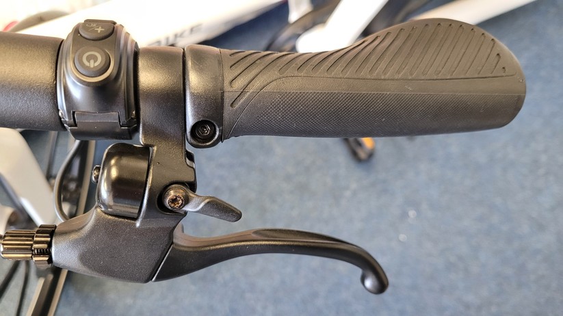 Honbike Uni 4: Eine im Bremshebel integrierte und leicht bedienbare Klingel sieht man auch nicht jeden Tag. 