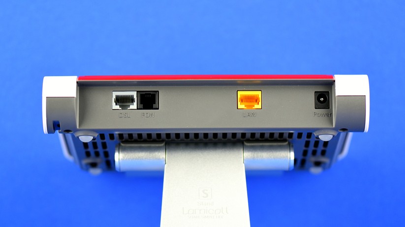 Hinten sitzt, ganz links, die DSL-Buchse. Von hier führt das mitgelieferte DSL-Kabel zur NFN-Dose der Deutschen Telekom, aus der das All-IP-Internet samt Voice-over-IP von Telekom, 1&1, Vodafone, O2 oder anderen Providern in die 7510 eingespeist wird.