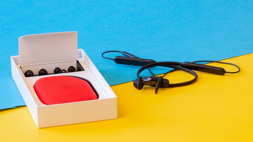 Zum Lieferumfang gehören eine Tasche, neue Ohrstöpsel und Finnen sowie eine USB-C-Ladekabel (nicht im Bild). 