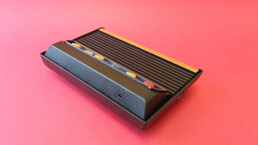 Die HDMI-Buchse ist seitlich verbaut – sehr unpraktisch.