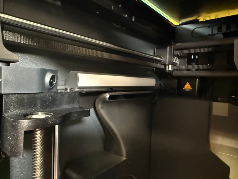 Der P1S hat eine Innenraumbeleuchtung samt Kamera. In der Handy-App kann man das Live-Bild beim Drucken ansehen. 