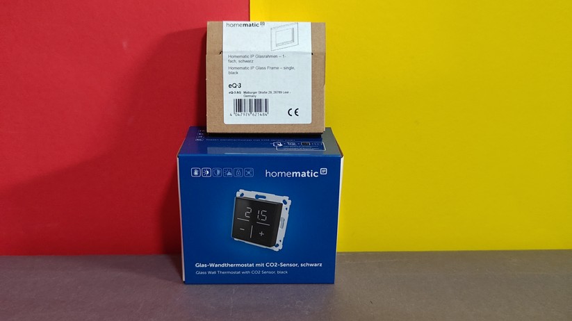 Das Homematic IP Glas-Wandthermostat mit CO₂-Sensor gibt es in Schwarz oder Weiß. Auf seinem Glas-Display kann es Temperatur, Luftfeuchte und CO₂-Konzentration abwechselnd anzeigen.