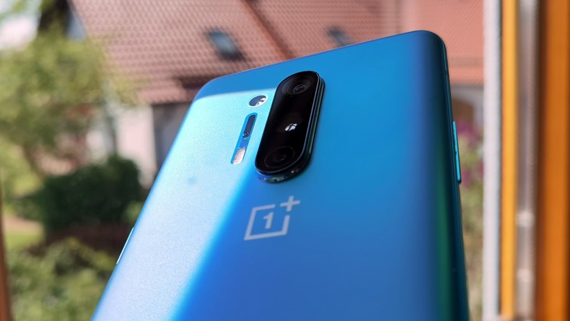 Die Kamera steht zwar deutlich aus dem Gehäuse, ist aber dezenter als bei der Konkurrenz und mittig platziert