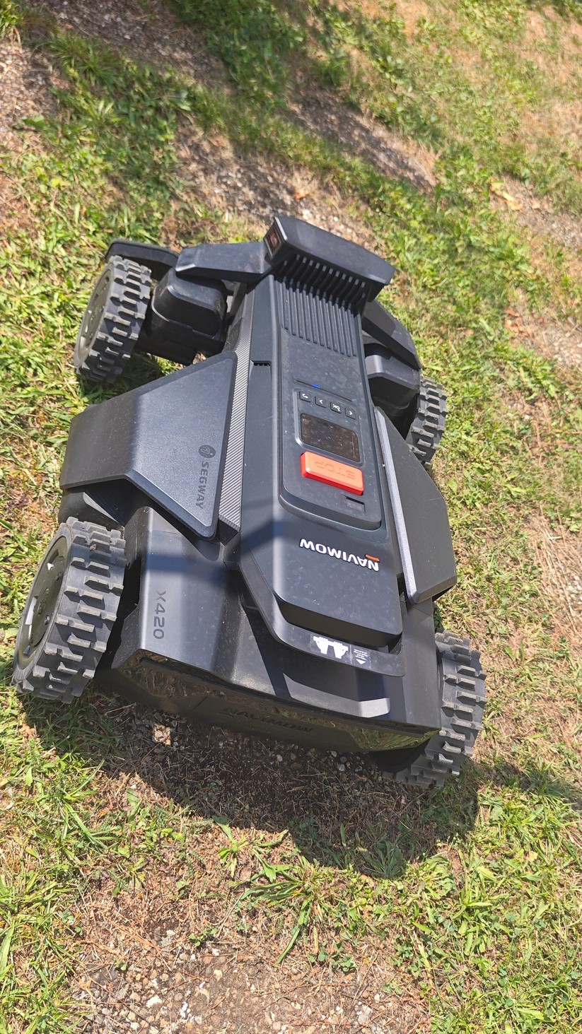 Segway Navimow X420: Großer und schwerer Allrad-Mähroboter mit RTK- und Kamera-Navigation für Rasenflächen bis 2000 m², 42 cm Schnittbreite, lenkbare Vorderräder, aber ohne Kantenschnittoptimierung.