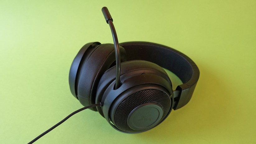 Der felxible Mikrofonbügel wird bei Bedarf herausgezogen.