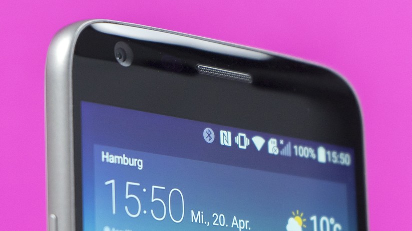 Das Glas vorne ist leicht gekurvet. Kurz vor dem Rand sitzt eine 8-Megapixel-Kamera und eine LED.
