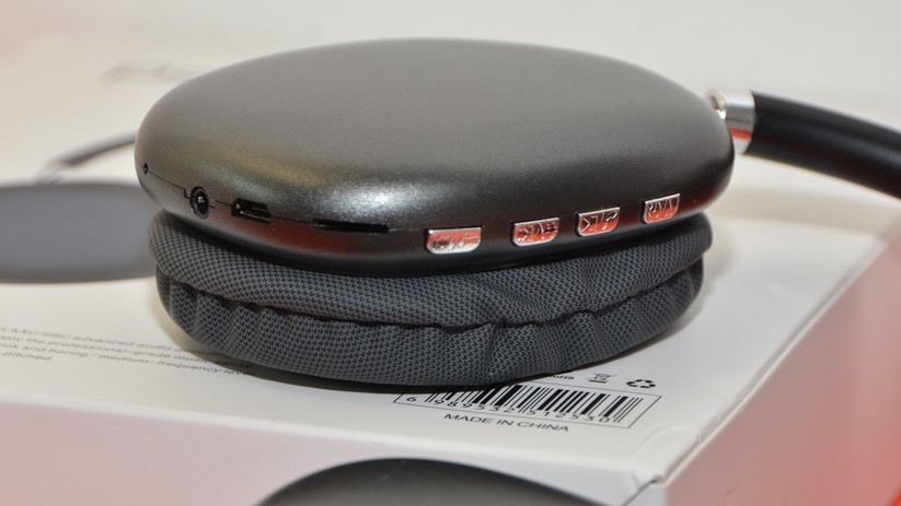 Der iPods-Pro-Klon ist unbequem, fühlt sich billig an und klingt furchtbar. Da kann auch der interne mp3-Player nicht punkten.