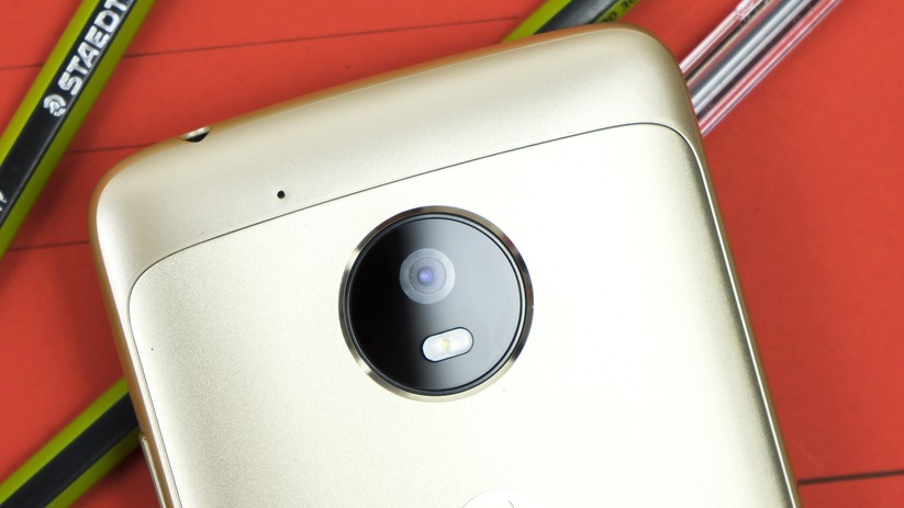 Anders als im Moto G5 Plus, sitzt die Kamera im Moto G5 im Gehäuse und ragt nicht heraus.