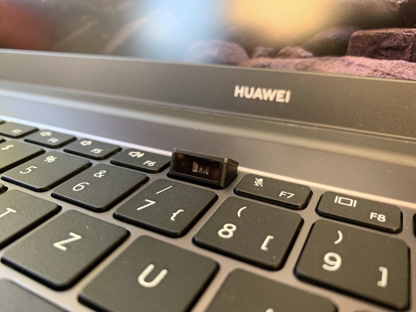 Die Webcam ist gut versteckt. Allerdings unterstützt sie nicht Windows Hello und ist leicht schief verbaut