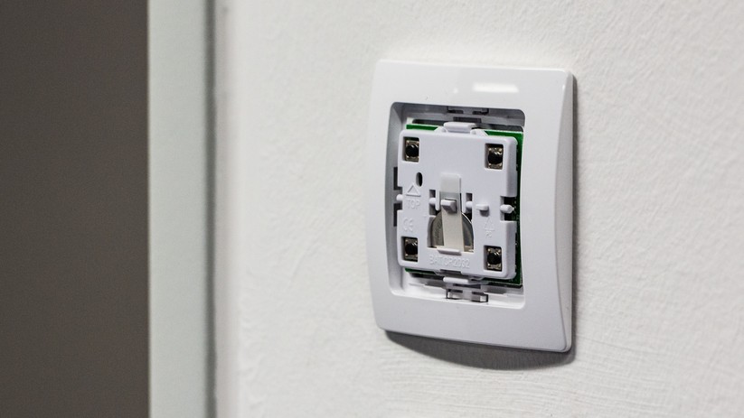 Lichtschalter nötig? Wand aufstemmen muss man bei Devolo Home Control nicht. Dieser Taster steuert vier Funktionen, bekommt seiner Energie aus der Knopfzelle und hält mit doppelseitigem Klebeband an Wand, Schrank oder Tisch.