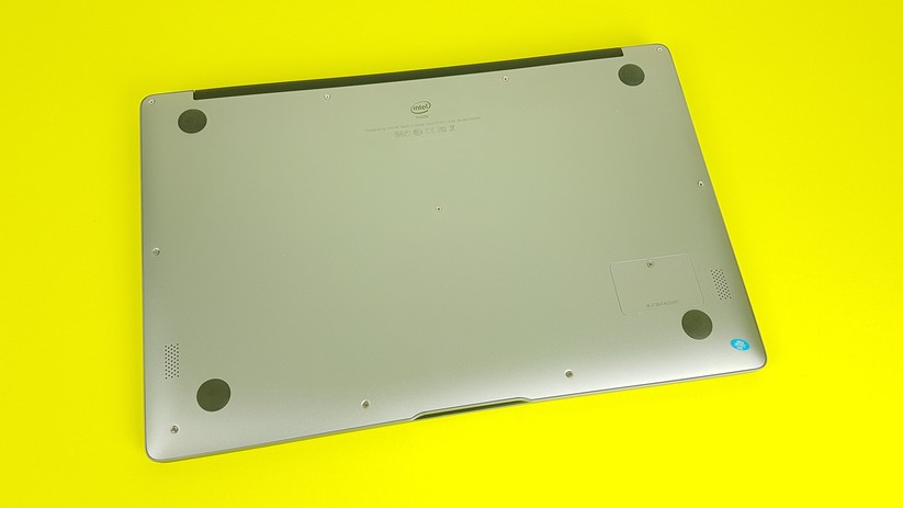 Auf der Unterseite sitzen die Lautsprecher und ein Slot für eine zusätzliche SSD.