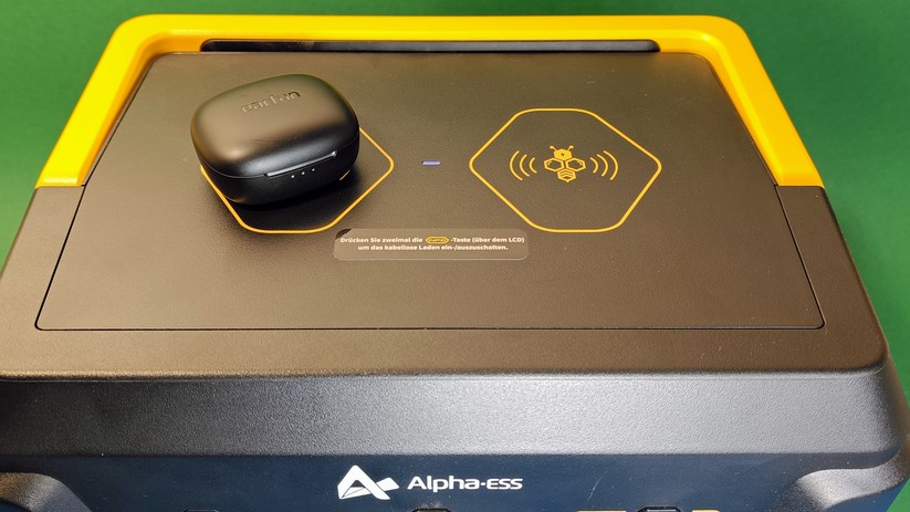 Auch kabelloses Laden von Smartphone, Kopfhörer & Co. ist möglich.