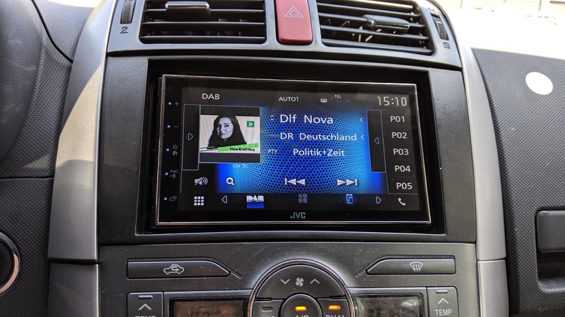 DAB+ empfängt sogar ein Bild vom Radiosender und zeigt es an. 
