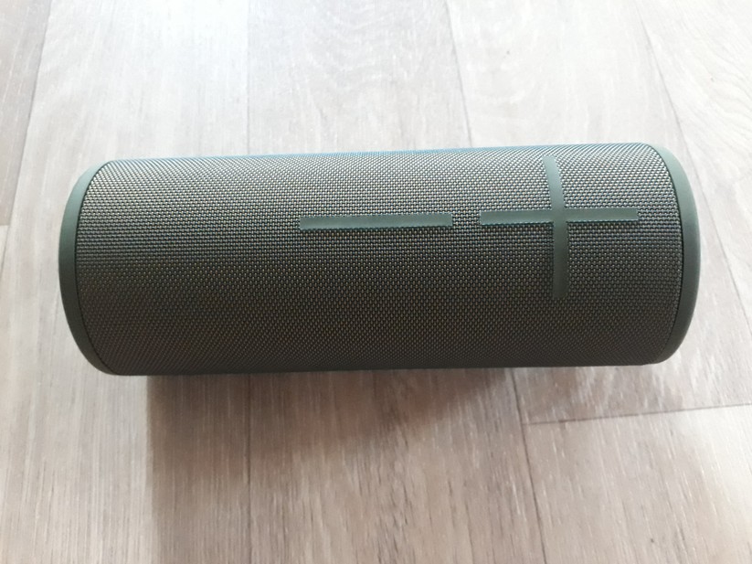 Die beiden Tasten für die Lautstärke erfüllen sowohl eine Bedien- als auch eine Design-Funktion und prangen extragroß an der Front des Lautsprechers.