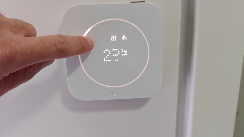 Die Steuerung über den Touch-Ring ist intuitiv und gelingt deutlich einfacher als bei Tastenlösungen – einfach mit dem Finger entlang des Kreises fahren, um die Temperatur anzupassen.