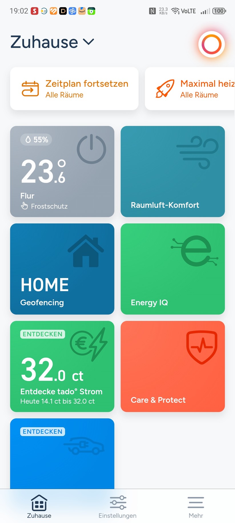 Die Tado-App erleichtert nicht nur die Inbetriebnahme mit zahlreichen Grafiken, sondern bietet auch eine einfache Bedienung, inklusive Erstellung von Heizplänen und liefert zudem detaillierte Informationen zum Heizbetrieb. Der volle Funktionsumfang steht allerdings nur mit einem kostenpflichtigen Abo zur Verfügung. Dafür muss man entweder 4 Euro monatlich oder 30 Euro jährlich bezahlen.