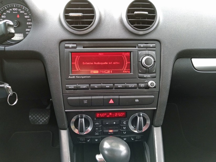 Vor dem Umbau: Das originale Audi-Radio mit Navigationsfunktion und rotem Monochrom-Display.