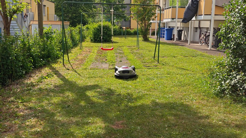  Zweite Test-Rasenfläche mit Engstelle und angrenzenden Beeten und Wegen