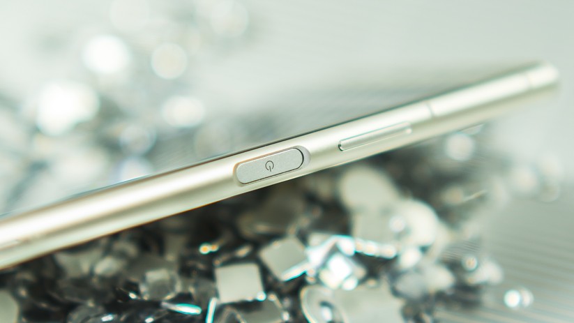 Der Fingerabdrucksensor im Xperia XZ1 sitzt im seitlichen Power-Knopf und reagiert prompt auf Eingaben.