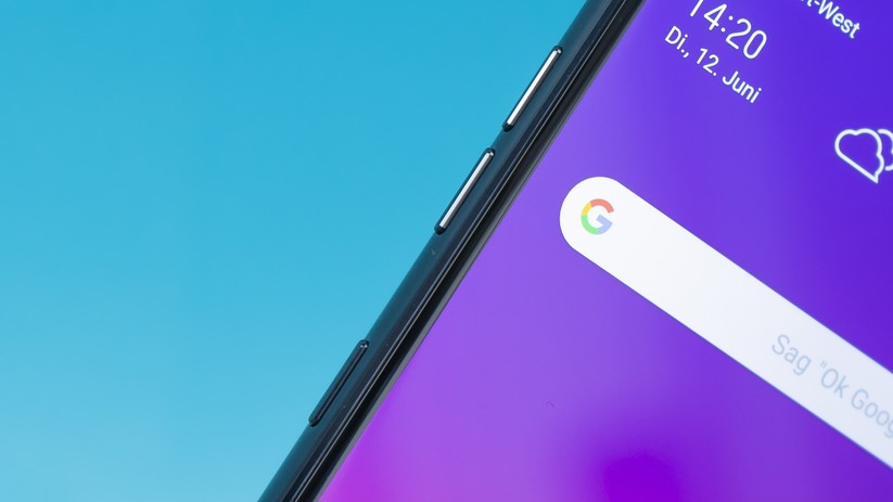 Vorne links und ganz unten sitzt der Google Assistant Key: Eine gesonderte Taste an dem LG G7 Thinq für den intelligenten Assistenten.