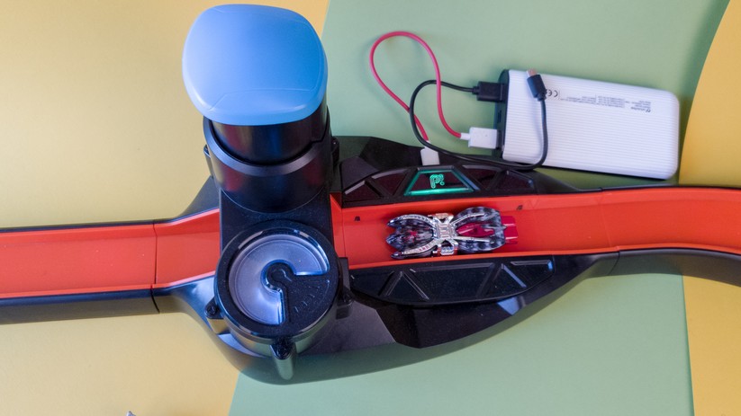 Der Booster im Detail. Hier betreiben wir ihn mit einer Powerbank. Gut zu sehen ist, dass die Turbine blau leuchtet, wenn man im normalen Drehzahlbereich ist. 