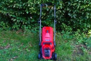 Einhell Akku-Rasenmäher GE-CM 18/33 Li im Test: lautstark und für kleine Gärten