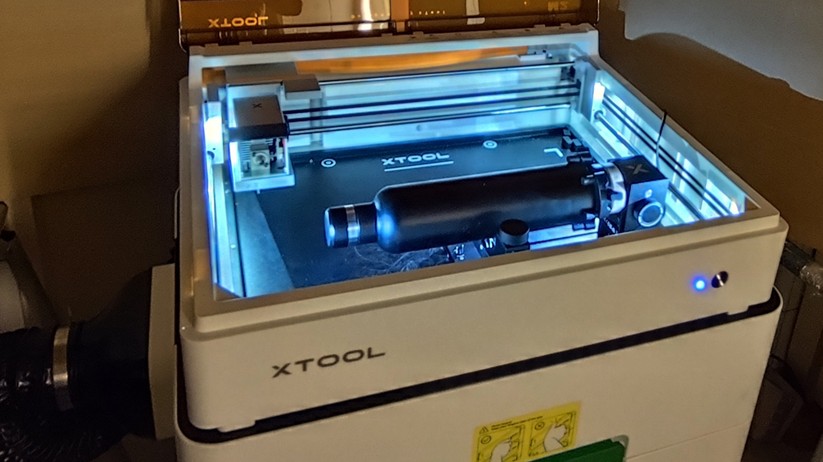 xTool M2 – Hier wurde eine Flasche für die Gravur vorbereitet.
