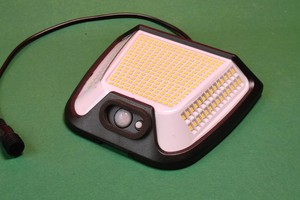 Solarlampe Spqment mit Bewegungsmelder im Test: günstig, aber nicht ganz dicht