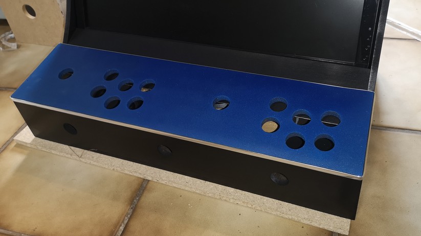 Arcade-Automaten im Retro-Look: Das Bedienteil bekommt eine Kontrastfarbe. 