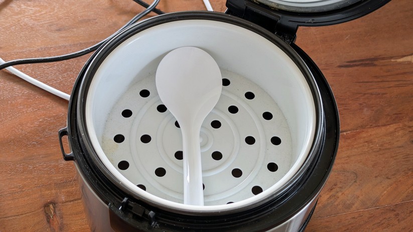 Selbst günstige Reiskocher kommen teilweise schon mit einem Dämpfkorb, um mit dem ohnehin entstehenden Dampf gleichzeitig Gemüse garen zu können.
