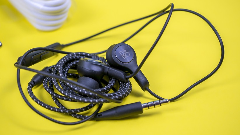 Im Lieferumfang des LG V30 gibt es ziemlich hochwertige B&O Bang & Olufsen Kopfhörer