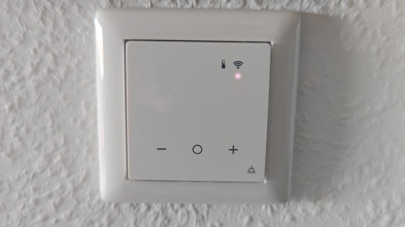 Eberle UTE-3500: Smartes Thermostat für wassergeführte Fußbodenheizungen. Dank Matter-Unterstützung kann es von vielen Smart-Home-Zentralen gesteuert werden.