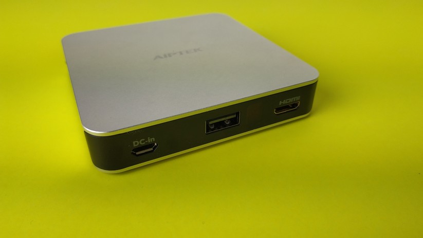Der Aiptek MobileCinema i70 spielt Medien über HDMI-Anschluss und über WLAN mit Miracast und Airplay.