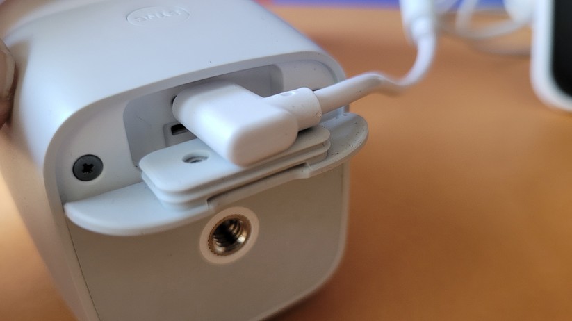 Eufy 4G LTE Starlight: Über einen mitgelieferten Micro-USB-auf-USB-C-Adapter versorgt das Eufy-Solarpanel mit Micro-USB-Stecker den Akku mit Strom.
