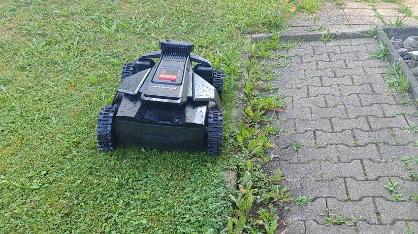 Segway Navimow X420: Großer und schwerer Allrad-Mähroboter mit RTK- und Kamera-Navigation für Rasenflächen bis 2000 m², 42 cm Schnittbreite, lenkbare Vorderräder, aber ohne Kantenschnittoptimierung.