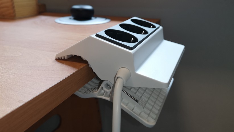 Steckdosenleisten und Adapter: Eine Steckdosenleiste mit integrierte Halteklammer.