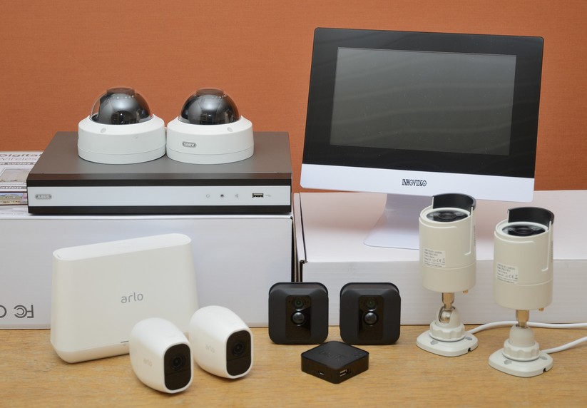 Das gesamte Testfeld im Überblick: Abus (hinten links), Inkovideo (hinten und vorne rechts), Arlo (vorne links) und Blink XT (vorne mittig).