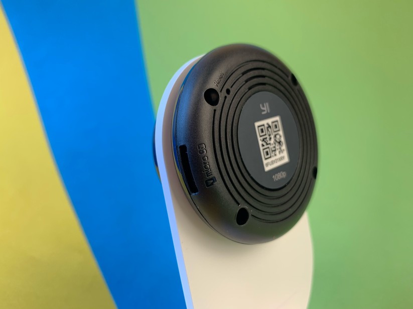 Auf der Rückseite der Yi-Kamera finden sich Reset-Button, Lautsprecher und ein Slot für eine Micro-SD-Karte bis maximal 32 Gbyte