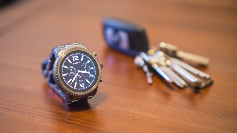 Das Display der Fossil Q Explorist (3. Gen) ist hell und leuchtet mit guten Farben.