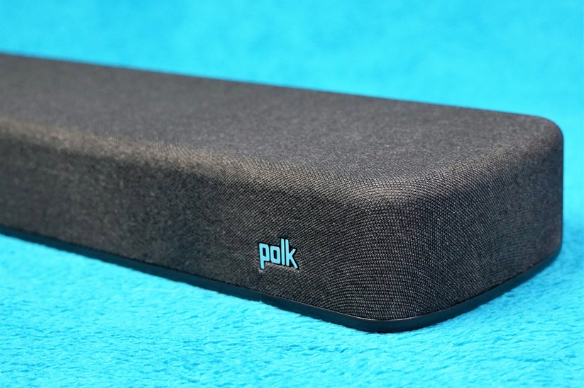 Polk React: Die Polk React ist bis auf die Rückseite nahezu vollständig in schicken Akustikstoff gehüllt. 