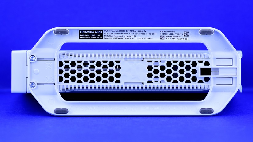 Am Fußgestell der 4060 sind unter anderem auch Einwahldaten für das WLAN und für die Bedienoberfläche aufgedruckt.
