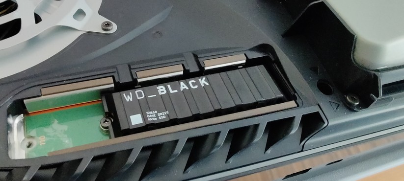 Playstation 5 mit NVMe-SSD: Bei SSDs mit Kühler sollte man die Höhe beachten - man kann den Slot aber auch offen lassen. 