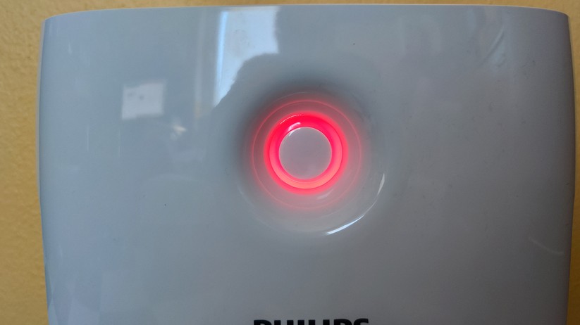 Philips AC2889/10: Bei schlechter Luft leuchtet der LED-Ring in Rot.