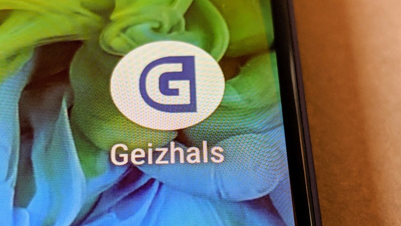 Das Display ist farbenfroh und blickstabil, hätte aber gerne etwas höher Auflösen dürfen. 