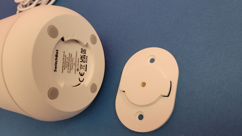 Mit einer verschraubbaren Halterung können Anwender die Switchbot-PTZ-Überwachungskamera an einer Decke oder flachen Ablage fest montieren.