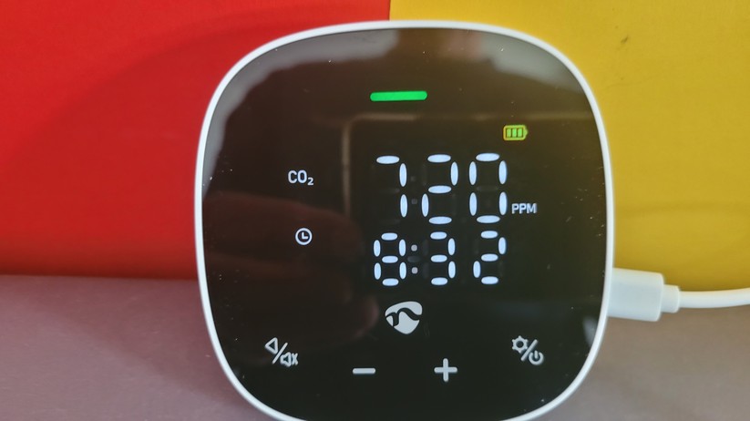 Nedis Smart Life Luftqualitätsmonitor ermittelt CO₂, Temperatur und Luftfeuchte. Außerdem ist das Gerät kompatibel zu Tuya und Home Assistant.