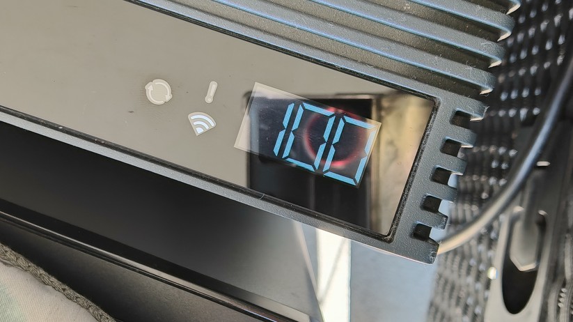 Solakon One: Ein kleines Display zeigt die wichtigsten Betriebsparameter.