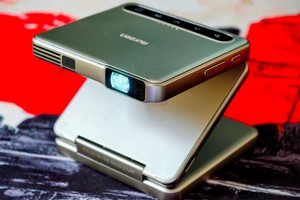 Hochwertig, winzig, faltbar: Akku-Beamer Aurzen Zip für 330 Euro im Test